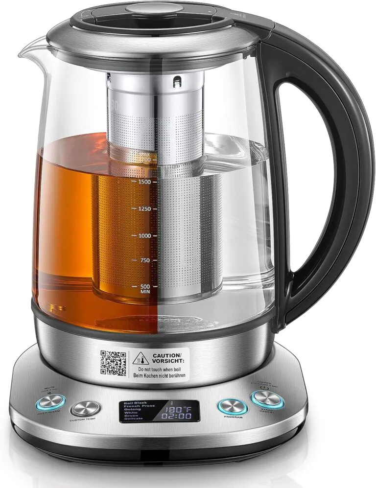 Glass kettle with integrated stainless steel tea strainer